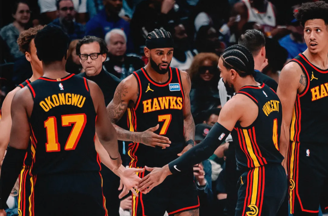 NBA常规赛尼克斯以108-105战胜老鹰

第四节比赛，麦科勒姆半场压哨超远三