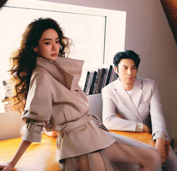 演员戚薇和艾伦一声不吭就同框登上了GLASS杂志封面
两人之所以会同时出现，也是