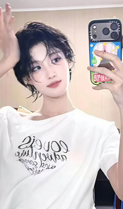 卢昱晓最新短发造型来啦，帅气又冷艳