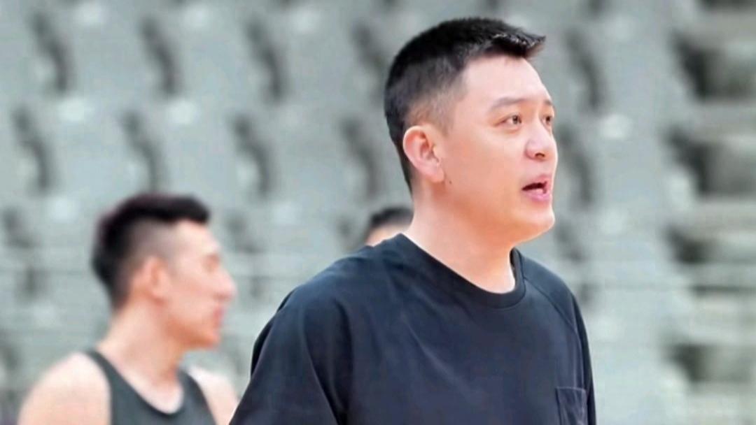 杨鸣若离开辽宁男篮，还能执教哪些球队。媒体人：最少三队邀请！