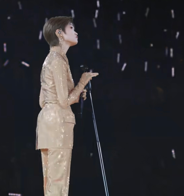 李宇春这套金色舞台装真的是她所有造型里最戳我的一套
没有花里胡哨的设计，也不靠露