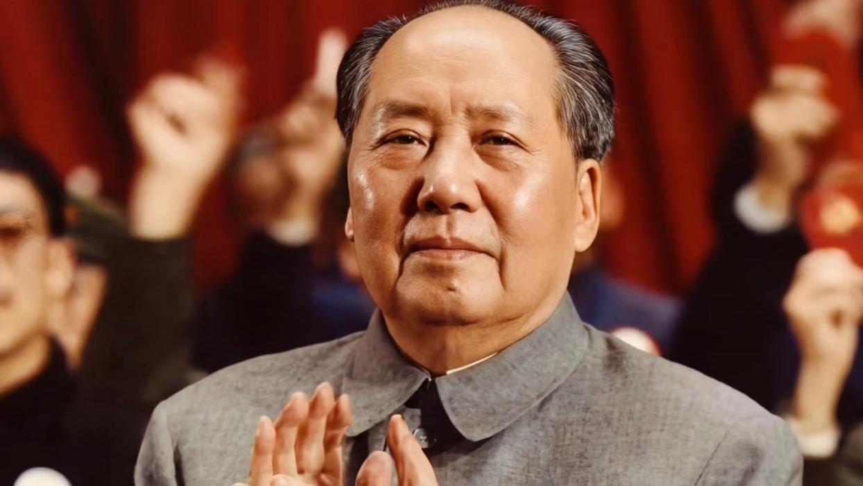 毛主席一生钟爱穿灰色，却在见他时破了一次例！