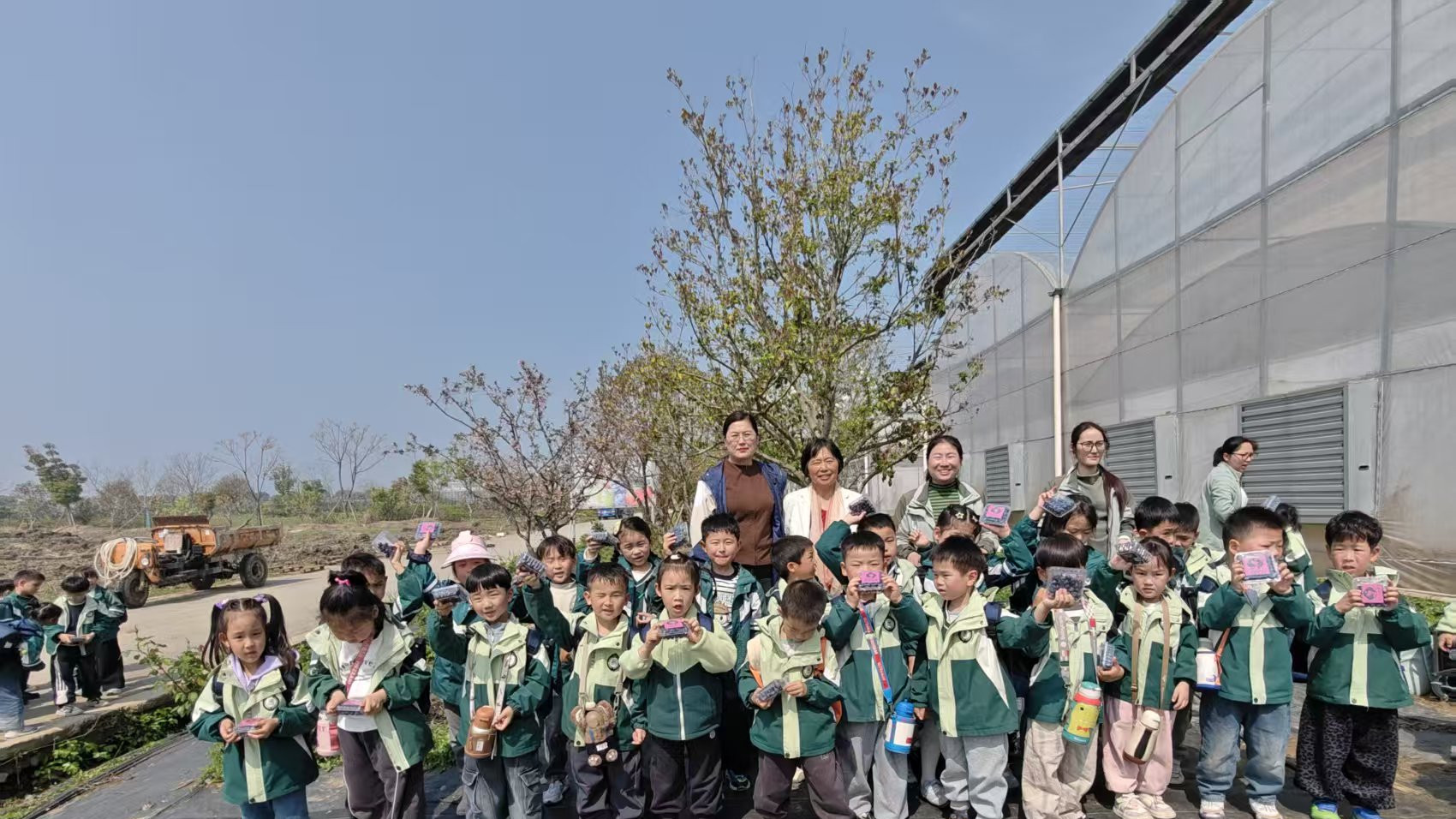 春染花娘园，甜润童心间