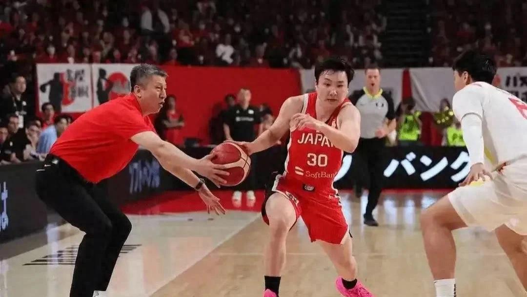 郭士强被吹T原因找到，双脚踩线干扰，裁判已放过1次？