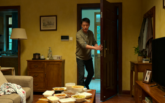 妻子手术急需35万，我拿攒7年的55万银行卡要缴费，才知卡里只剩20，想到小舅子的宝马车，我：不治了