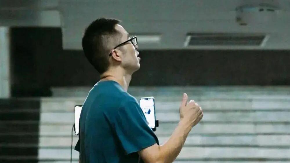 全网泪崩！重庆地下通道舞者父亲痛失爱女 ，蹩脚的舞步也停了！