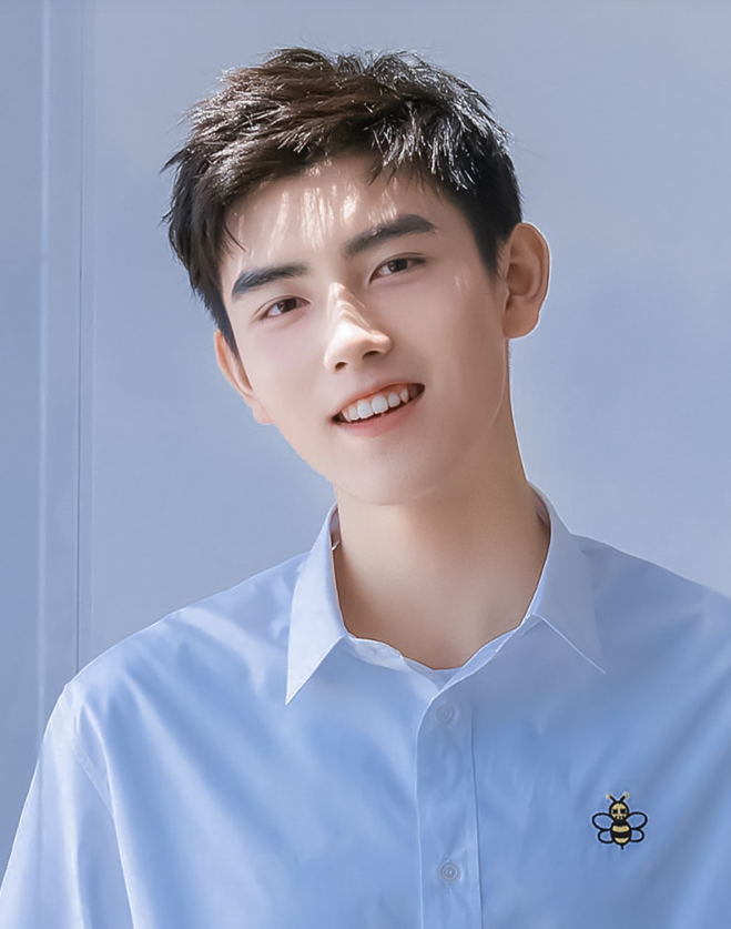 主持人问陈飞宇:“你吃过最大的苦是什么？”陈飞宇说:“减肥。”主持人不解:“你又