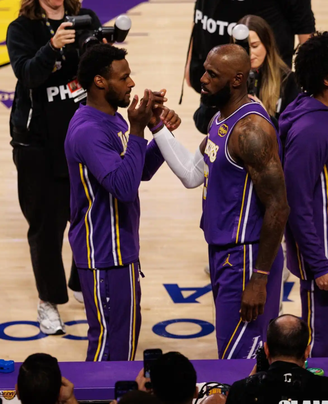 布朗尼进轮换了，克内只能垃圾时间了
克内无疑起点高很多，但是防守对面一个挡拆人都