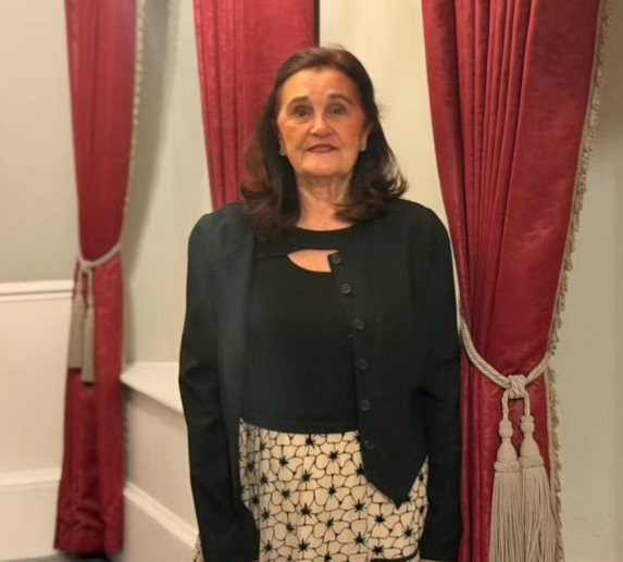 刘烨妻子安娜晒照为自己妈妈庆祝80岁生日
老人家留着一头深色中长发，身着黑色修身