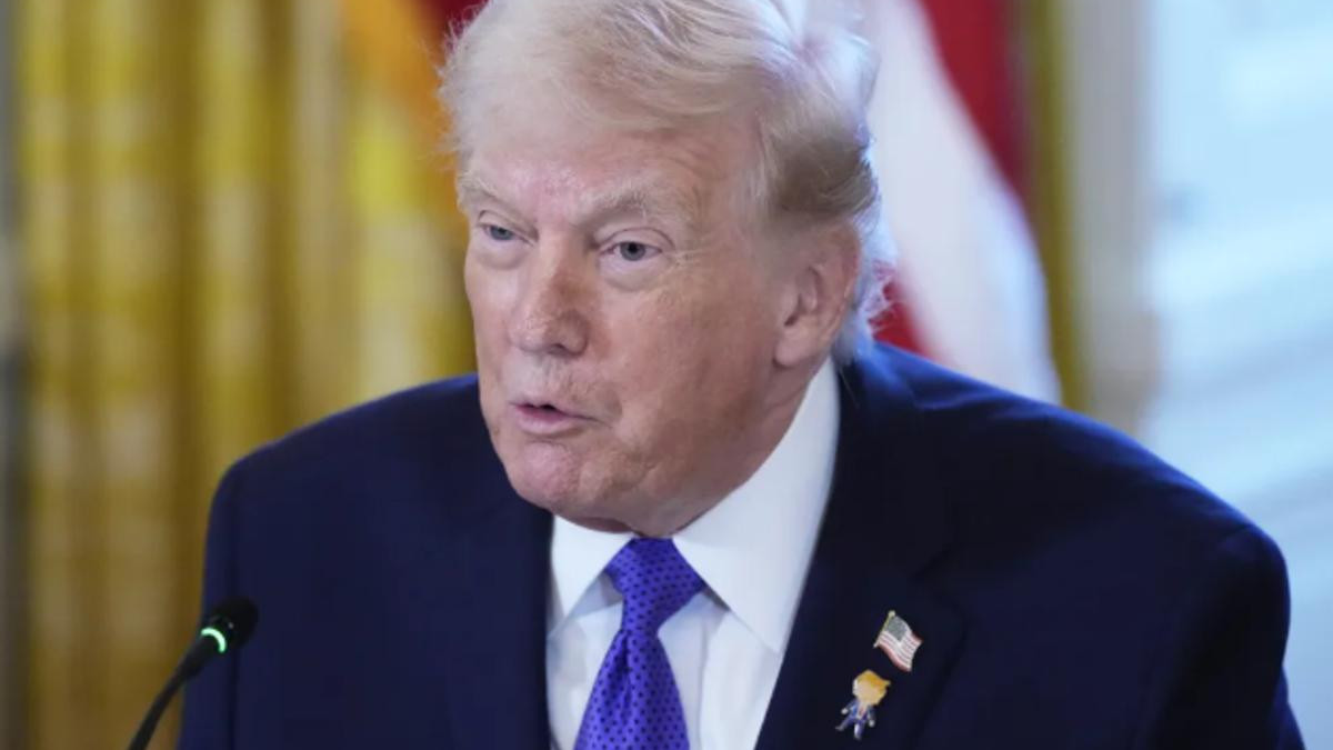 听到有人问他“抓不抓普京”，特朗普当场深吸了一口气