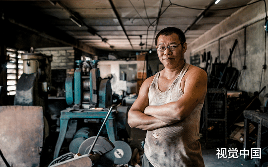 机械厂下岗工人张某为救尿毒症妻子，仿刻医院公章骗取费用17万多，被法院判刑时，整个社会都站出来鸣不平