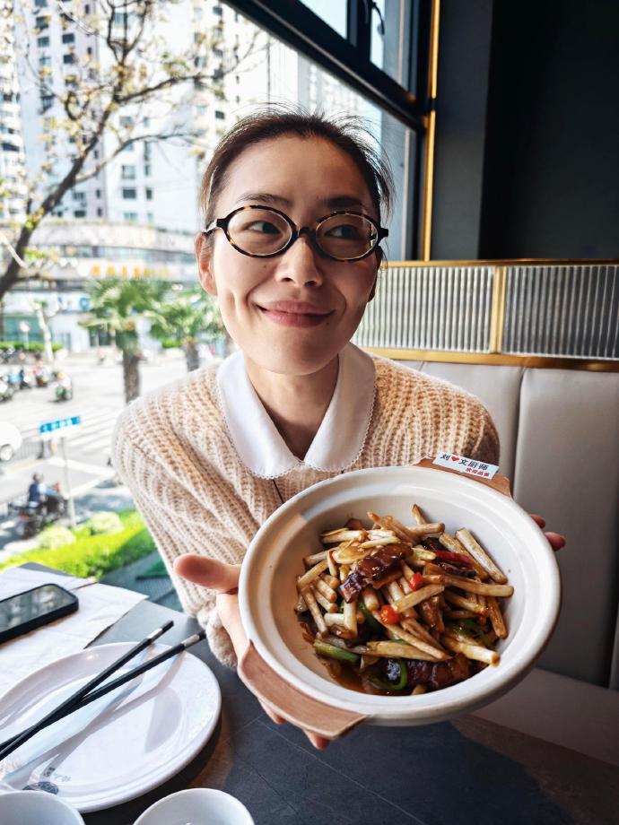 刘雯现身上海机场，她这次搭配的很简洁，不过看起来还是很漂亮的。

刘雯里面穿白色