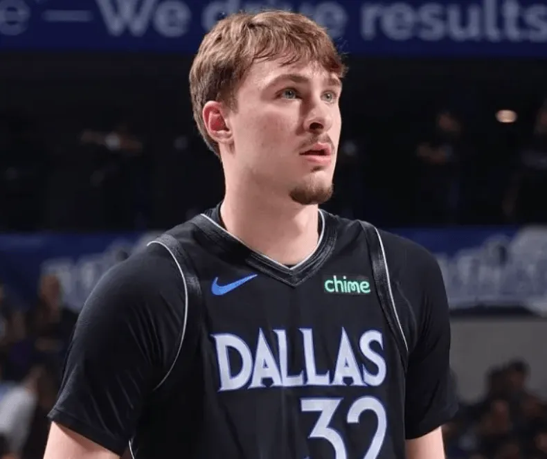 前NBA球员布莱恩-斯卡拉布莱恩表示，库珀-弗拉格已经锁定年度最佳新秀。

“库