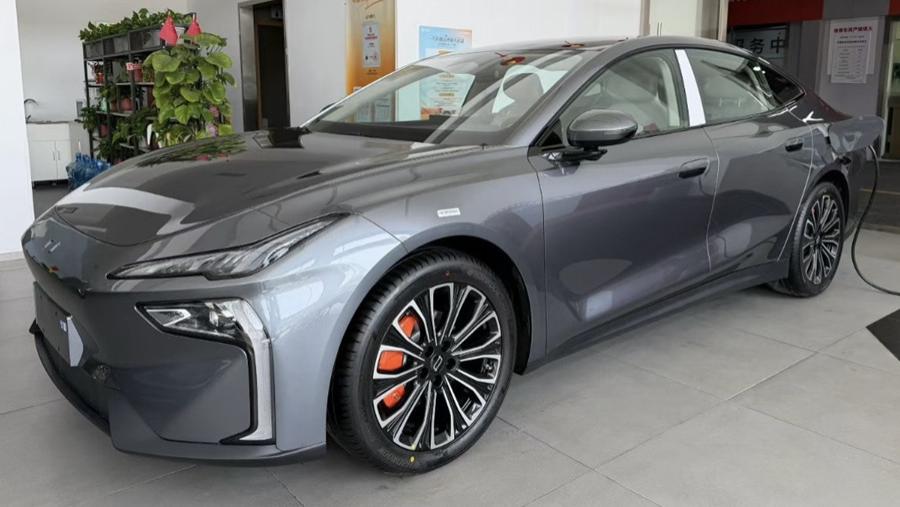 一汽奔腾悦意08到店，帅气大溜背+后掀背，轴距2米9，配8295P芯片