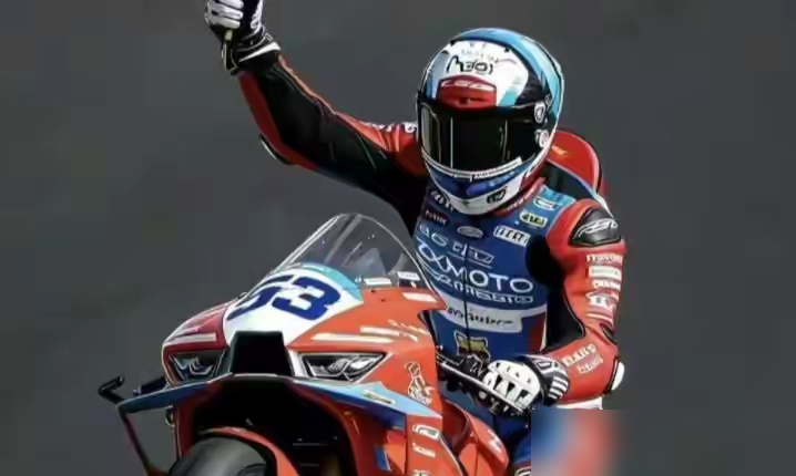 刚在欧洲干翻杜卡迪，拿了世界冠军，张雪扭头就说：我车上还有俩日本零件。

发动机