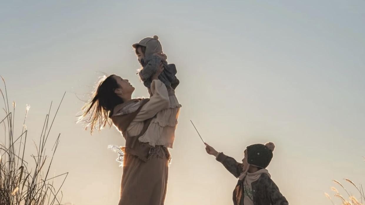 孩子长大后跟你亲不亲，都藏在这1个举动里