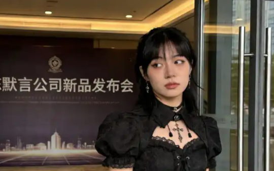 我爸逼我去联姻，结果对方是身价上百亿的总裁，笑着说：叔叔没告诉你这是我们公司新项目发布会吗？