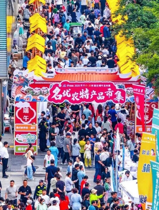 今年端午的文旅玩法真的玩出花了！各地不再扎堆搞千篇一律的龙舟赛，结合本地特色搭起