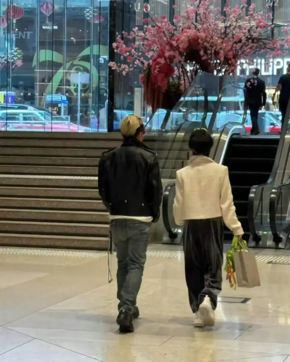 谢霆锋陪母亲狄波拉逛街全程贴心周到 母子同行和睦温馨