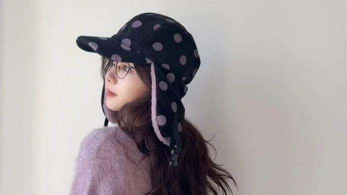 36岁谭松韵新照，香芋紫毛衣配波点雷锋帽，少女感十足