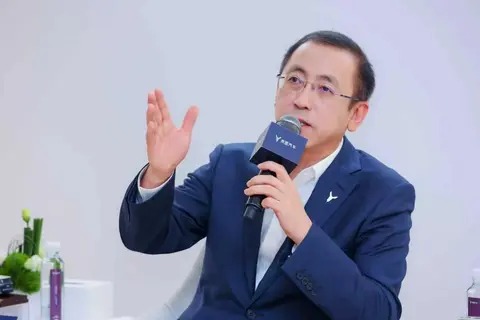 4月新能源乘用车零售渗透率首次突破60%，达到61.4%，燃油车零售同比暴跌37