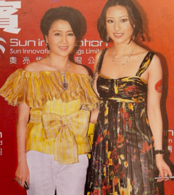 2008年赌王三太的女儿何超云身穿礼裙出席国际小姐选美大赛
与其携手同框的是赌王