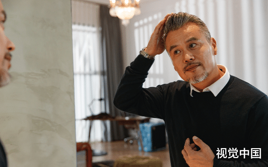 景安县落马官员靠“前局长”身份做主播，妖娆舞姿火遍全网，百万网友围观怒骂，他儿子却说这是救命的良机