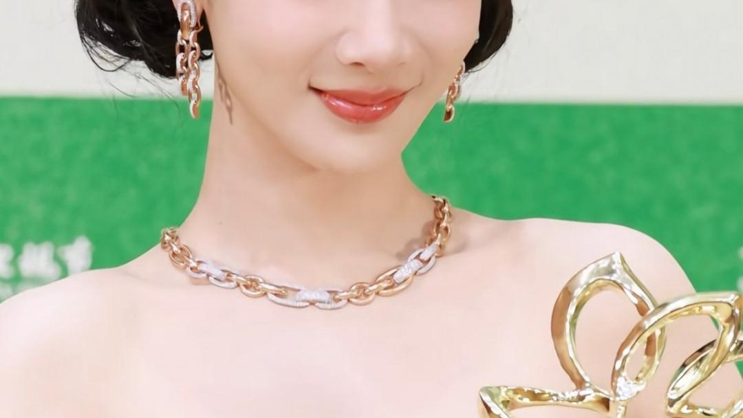 杨紫获得第 31 届白玉兰最佳女主角，我们看到的是一位女演员生命力的绽放！