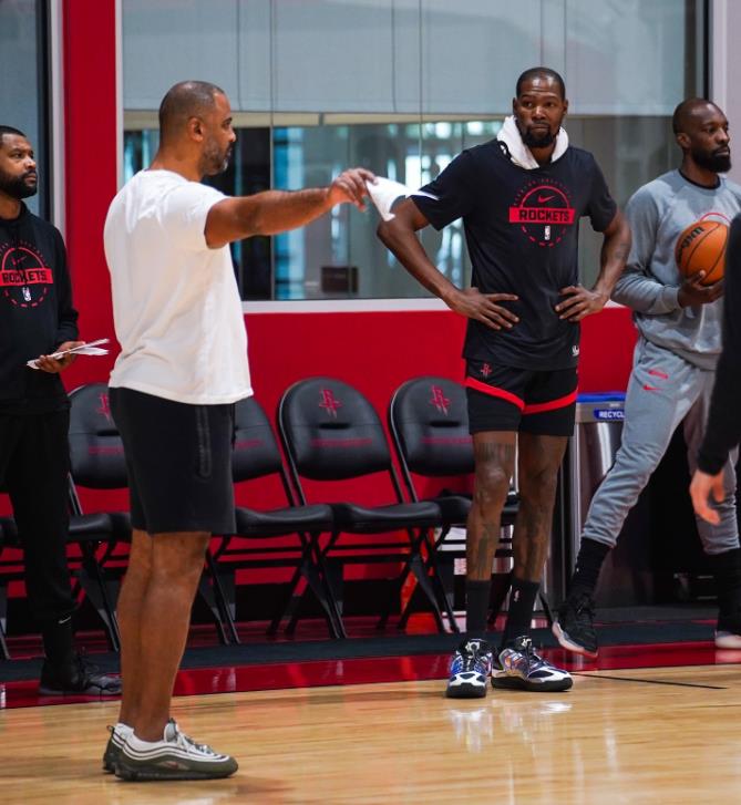 都说谢泼德不会防守，对抗能力也不行，但是杜兰特并不这么看。之前在某场比赛结束之后