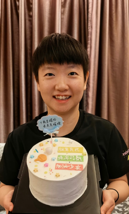 孙颖莎手握世锦赛女单背靠背卫冕、世界杯女单三连冠，稳居世界顶尖行列。面对提问坦然