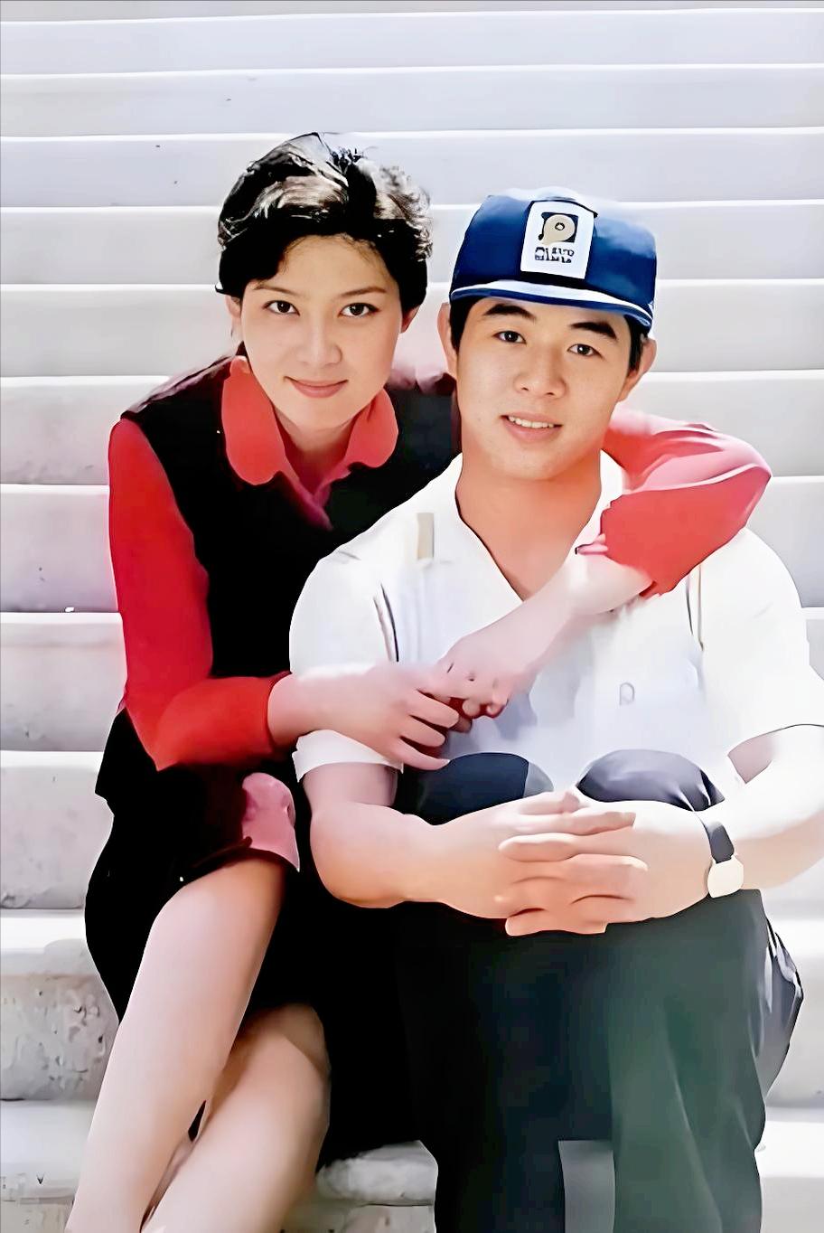 72岁潘虹至今不会做饭，每年都参加同学聚会。
 
年轻时忙于拍片不想做饭挺正常的