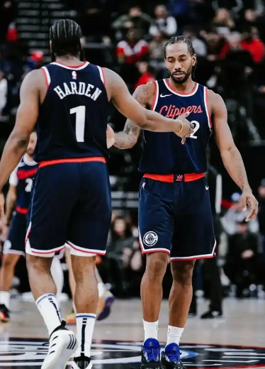 我还是觉得哈登+小卡最适配，米球和哈登投篮太像了。
米球和哈登投篮三分多，有时候