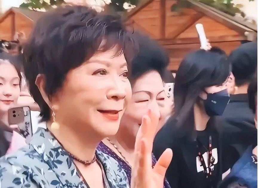 马年春晚蔡明杀回来了！消失7年据说玩腹语，这次居然把观众整哭了？
路透照里蔡明一