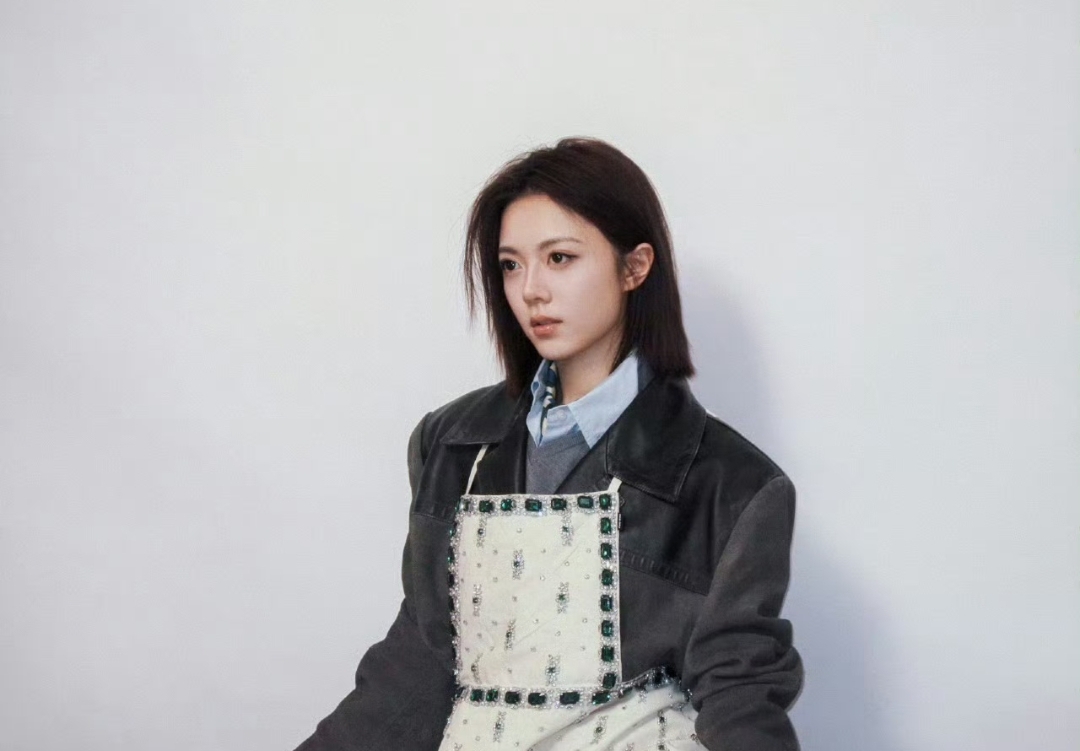 女明星赵今麦这个衣服一言难尽呐。

远处看着像围裙，第二眼再仔细看看，发现周围镶