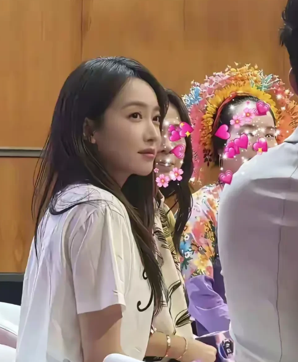 这是宋茜参加活动的现场图
她穿件简单白T恤配牛仔裤，看着特别清爽舒服。旁边还有人