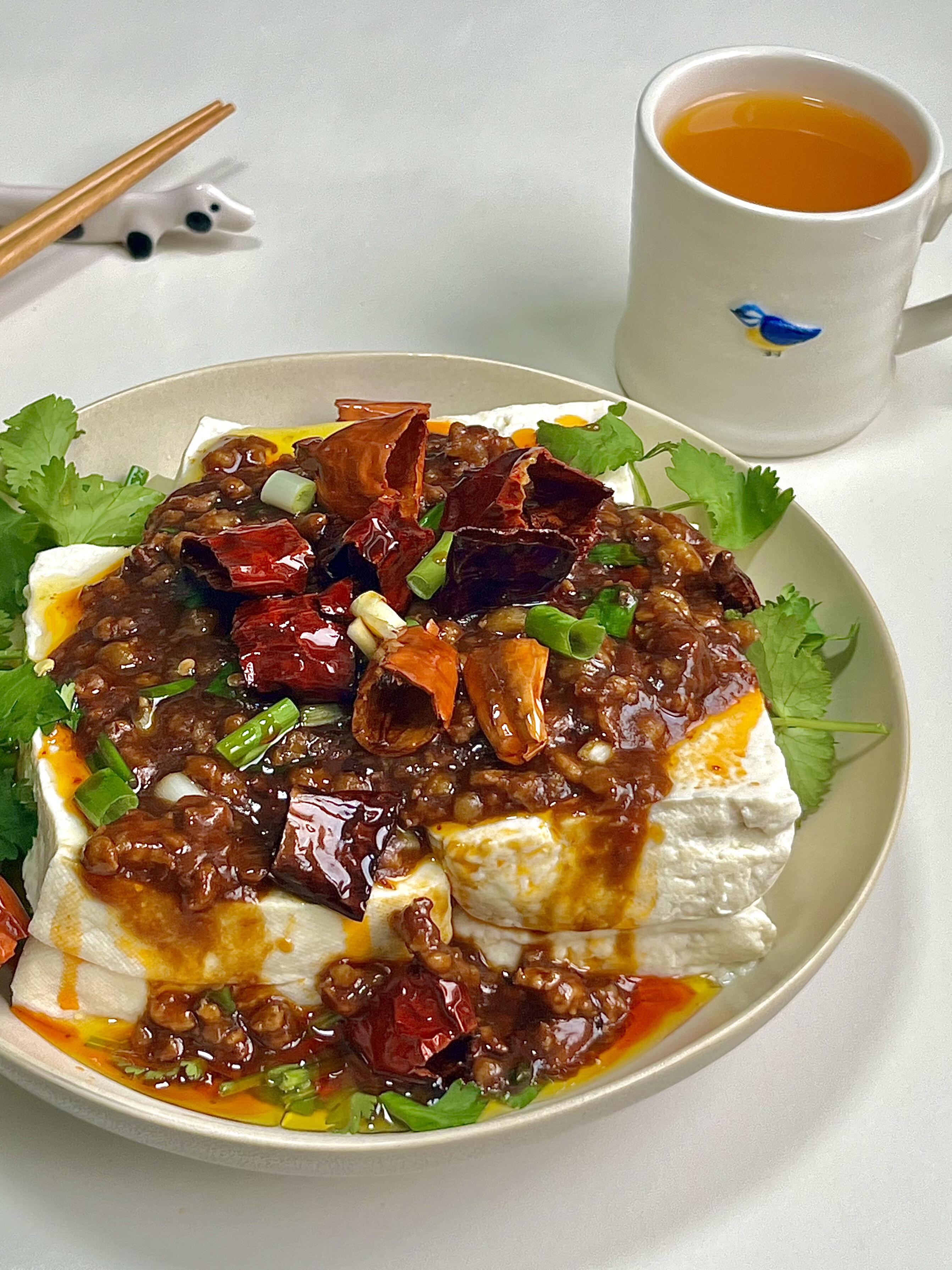 谁懂啊家人们！最治愈的就是这种家常下饭菜😭 肉末酱泼豆腐，做法简单到离谱，好吃