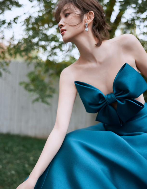 唐艺昕蓝色魅影，抒绘秋末色彩，协奏优雅格调