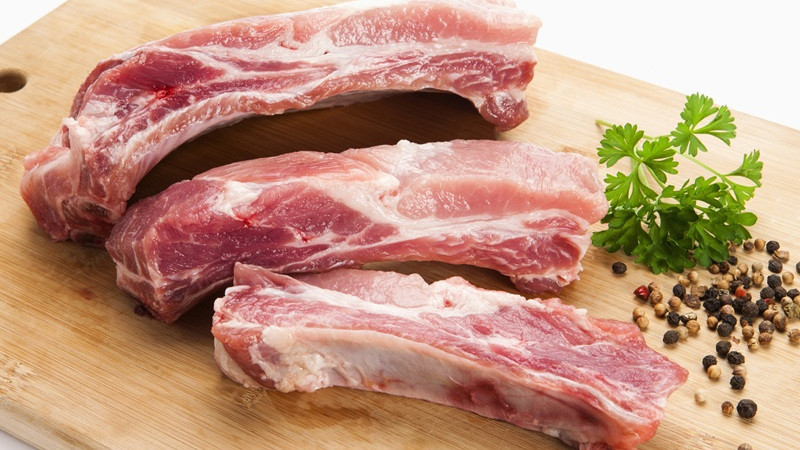 把人家炖好的排骨端走，这位老人太厉害了