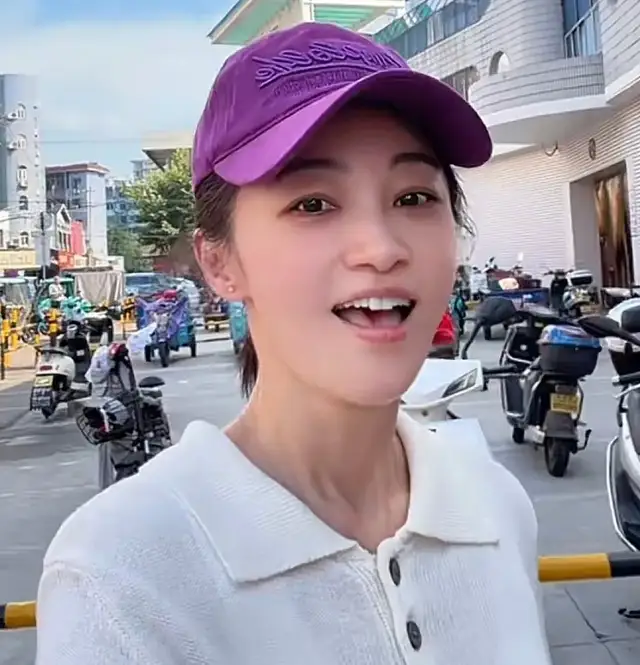 44岁姚笛现身菜市场，瘦了一圈轮廓都变了，穿搭普通像邻家妇女