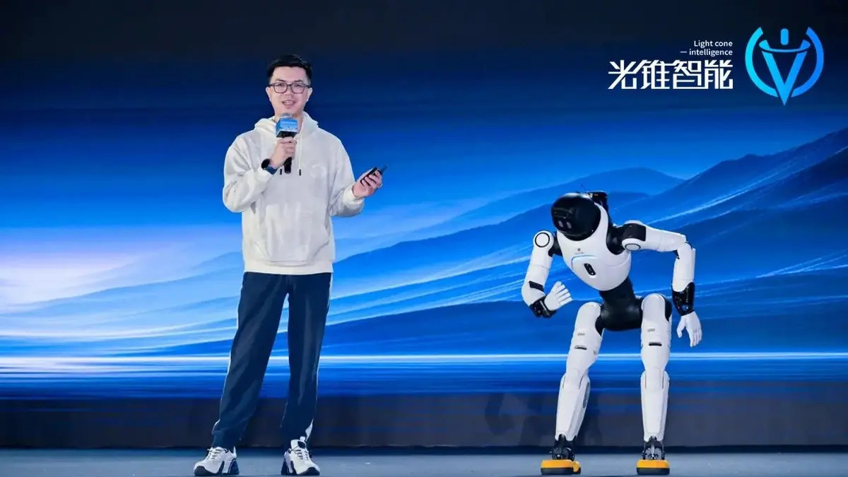 七大生产力方案落地，智元觉得“能干”比跑得快更重要