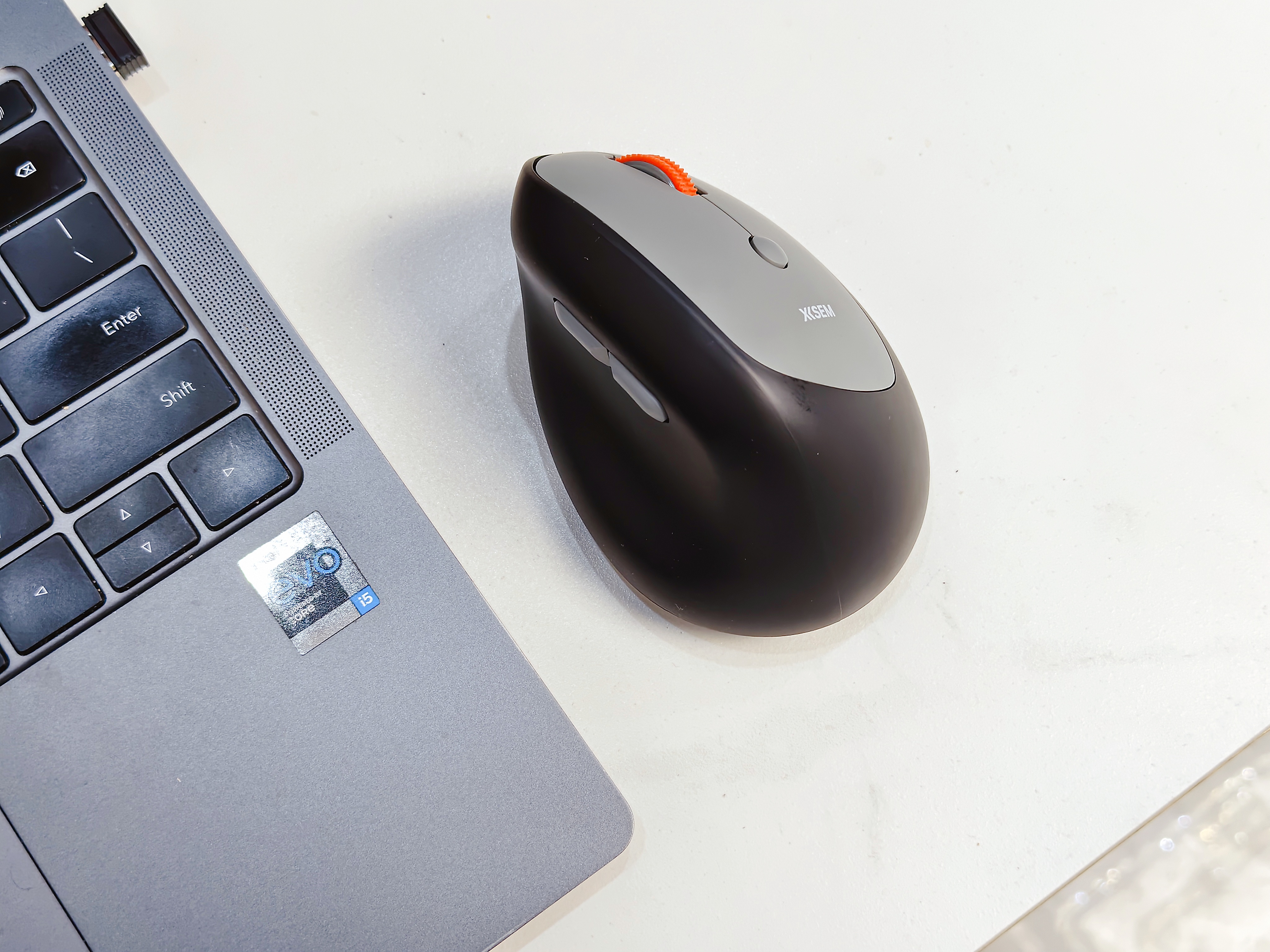 作为一个每天既要在电脑前搬砖办公、又抽空打两把游戏的人，我对鼠标的使用还挺挑剔的