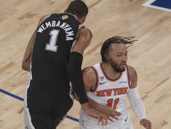 NBA总决赛，尼克斯对阵马刺的G4比赛中，出现了非常奇葩的一幕。比赛进行到第一节