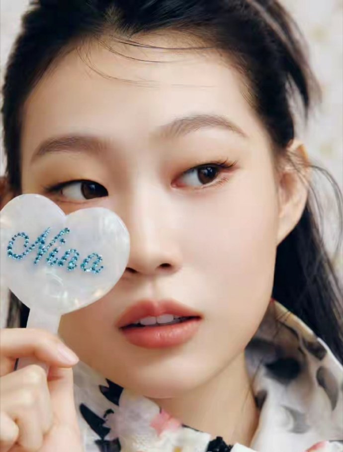 小沈阳女儿第三次拍杂志！终于不是王亚飞化妆了，单眼皮蛮有特色 