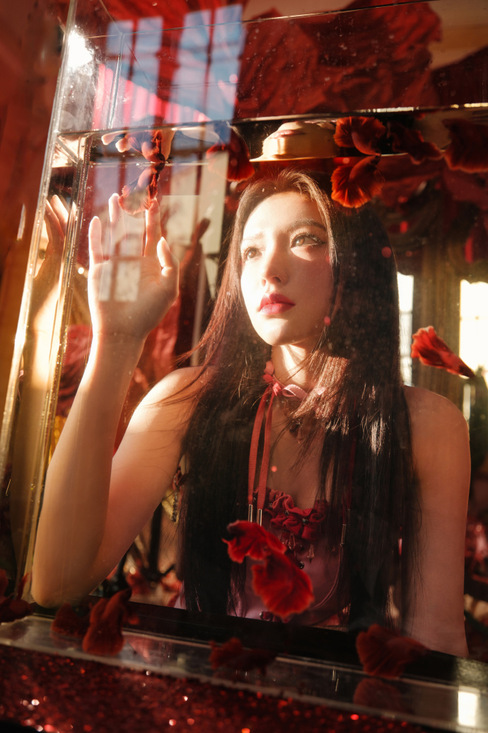 程潇出道十周年写真，这红妆超美的！