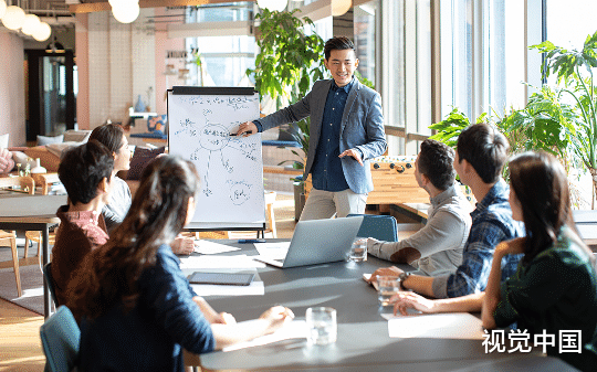 当年父亲卖掉耕牛供他读大学，如今他月薪三千被全村嘲笑，多年后他送了本书给父亲