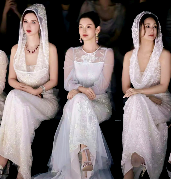 看刘芸和张萌同台走秀感觉刘芸有点可怜
人家张萌选美出身，身材优势太大了，身高、仪