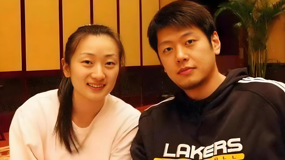 43岁莫科近况曝光！前妻去世后再婚娶游泳冠军，如今儿女双全很幸福