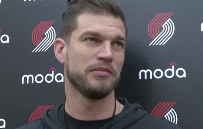 据记者Shams Charania报道，维克托-文班亚马将随马刺队一同前往波特兰