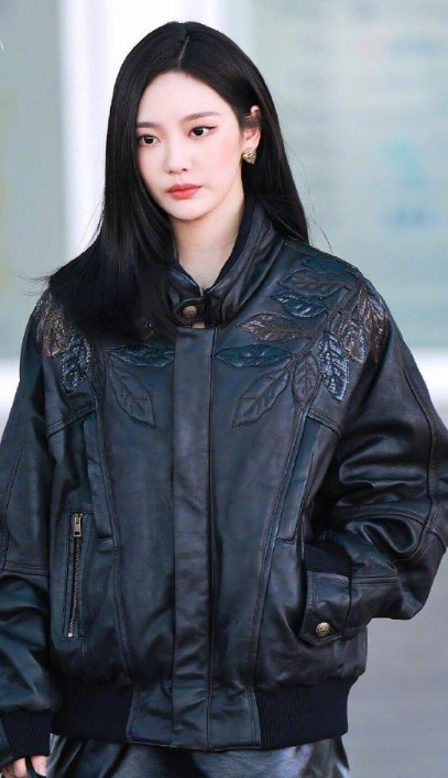 宁艺卓的机场照，all black的神来了