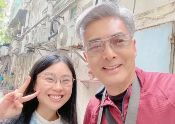 见到心心念念的偶像周润发那一刻
“兴奋到整个人弹了起来”，并忍不住小声惊呼
激动